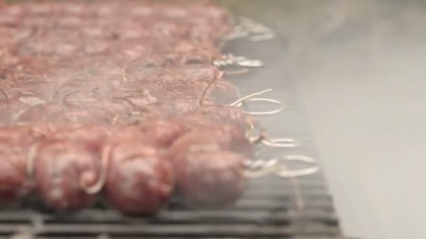Жареная колбаса на гриле — стоковое видео