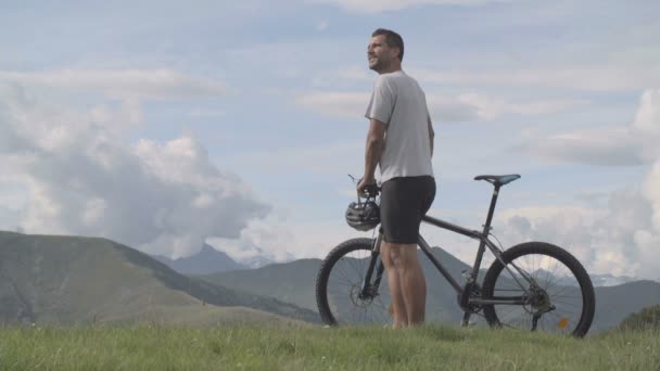Молодий атлетичний чоловік в літній день насолоджується панорамою на відкритому повітрі — стокове відео