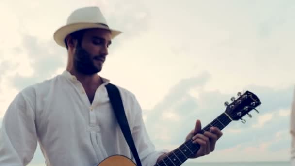 Gruppe von vier Freunden vergnügt sich mit Gitarre spielen und tanzen — Stockvideo