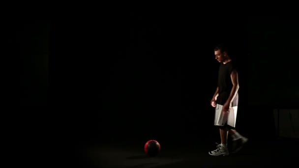 Sportman uitvoeren basketbal freestyle truc — Stockvideo