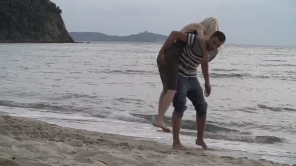 Ζευγάρι διασκεδάστε στην παραλία — Αρχείο Βίντεο