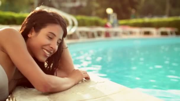 Romantický pár baví u bazénu — Stock video