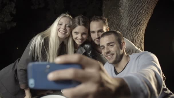 Skupina čtyř šťastný mužů a žen přátel střílet selfie — Stock video