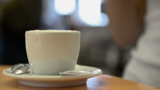 Nő a stiring a kanál cappuccino — Stock videók