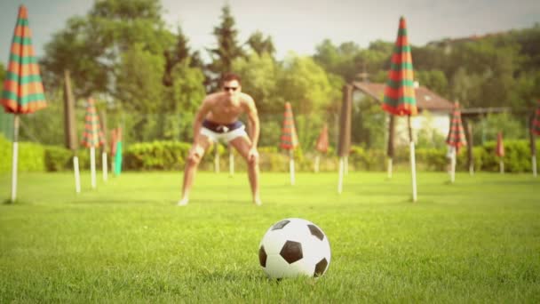 Amigos están jugando al fútbol al aire libre — Vídeos de Stock