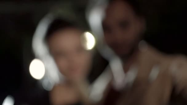 Молодой романтичный мужчина влюбленная пара делает селфи на открытом воздухе ночью — стоковое видео