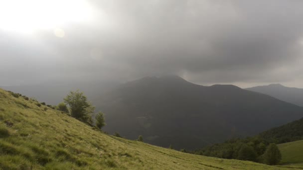 Berg velden in bewolkte dag — Stockvideo