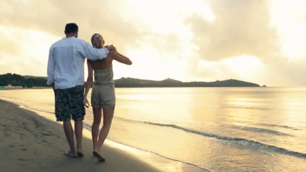 Mladý pár romantický tanec při západu slunce na břehu v létě venkovní — Stock video