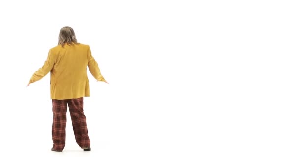 Middle-age man dressing in 70s clothes making movements — Stock Video