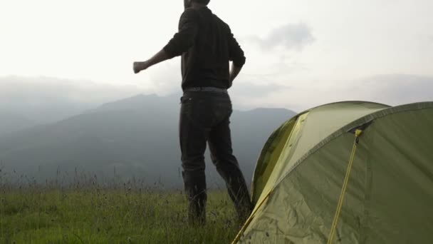 Ung vacker man på berget komma ut på sunrise — Stockvideo