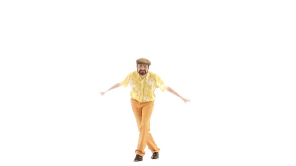 Młody człowiek, ubieranie w latach 70-tych żółto pomarańczowe ubrania vintage i kapelusz podejmowania ruchy — Wideo stockowe