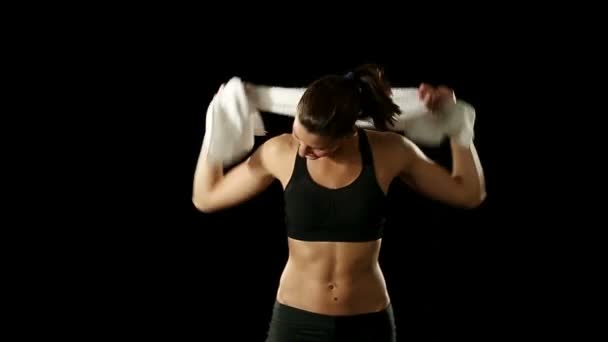 Атлетичная женщина с мускулистым телом — стоковое видео