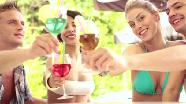 Parejas de amigos en el parque acuático en el día de verano están bebiendo cócteles — Vídeo de stock