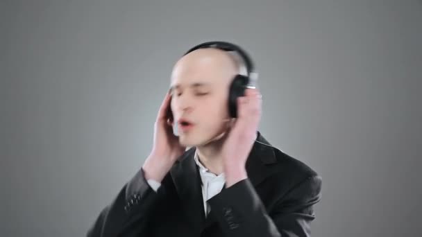 Young elegant bald man is listening music — Stock Video