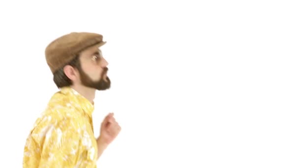 Genç adam 70'lerde sarı-turuncu vintage Giysi Giydirme ve yapma hareketleri şapka — Stok video