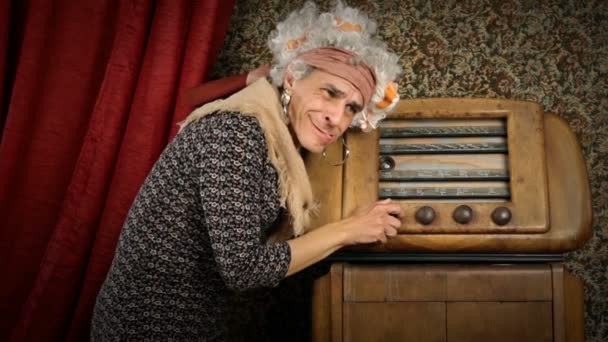 Lustige Oma hört ein altes Radio — Stockvideo