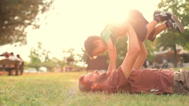 Niño feliz jugar con papá — Vídeo de stock