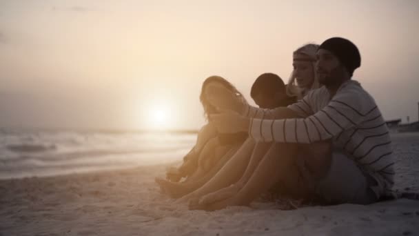 Група з чотирьох друзів насолоджується, посміхається на відкритому повітрі — стокове відео