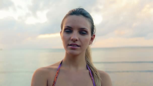 Retrato al aire libre de joven hermosa mujer sonriendo — Vídeos de Stock