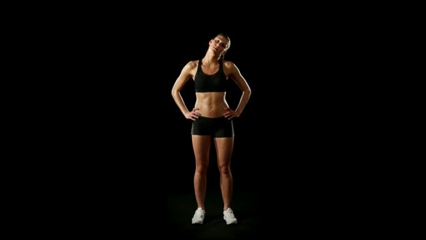 Giovane donna atletica che fa esercizi — Video Stock