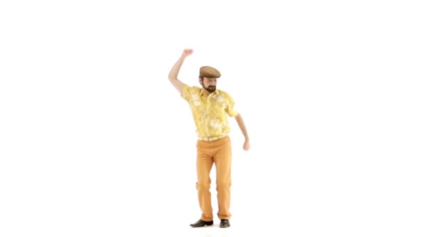 Hombre joven vistiendo en 70 amarillo-naranja ropa vintage y sombreros haciendo movimientos — Vídeos de Stock
