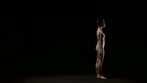 Balletdanser is alleen dansen op het podium — Stockvideo