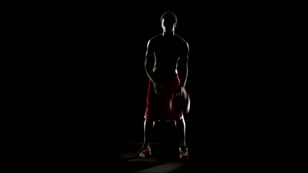 Homem jogando com bola de basquete — Vídeo de Stock