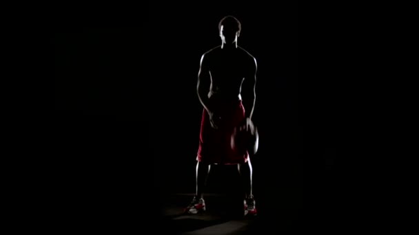 Homme jouant avec ballon de basket 