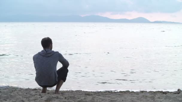 Ember használja a smatphone strandon — Stock videók