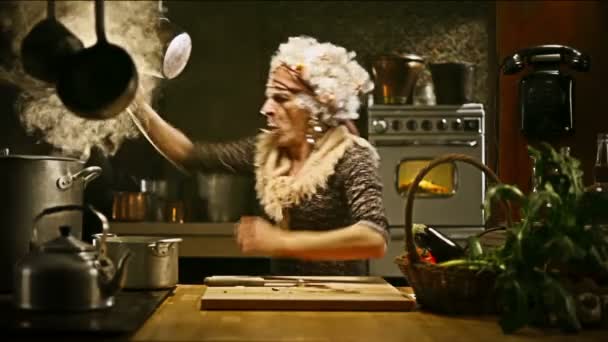 Старшая домохозяйка готовит овощной суп — стоковое видео