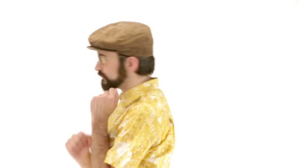 若い男が 70 年代をドレッシング黄色のオレンジ色のビンテージの服と帽子の踊り — ストック動画