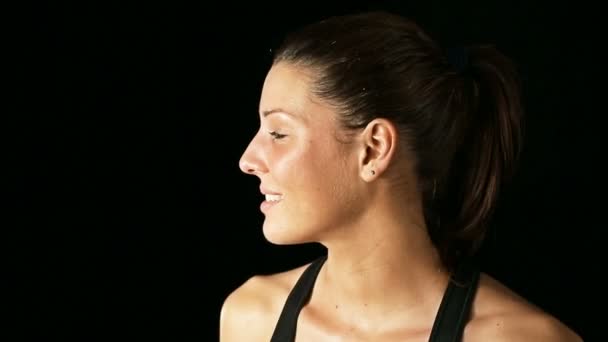 Mujer atlética con cuerpo muscular — Vídeos de Stock