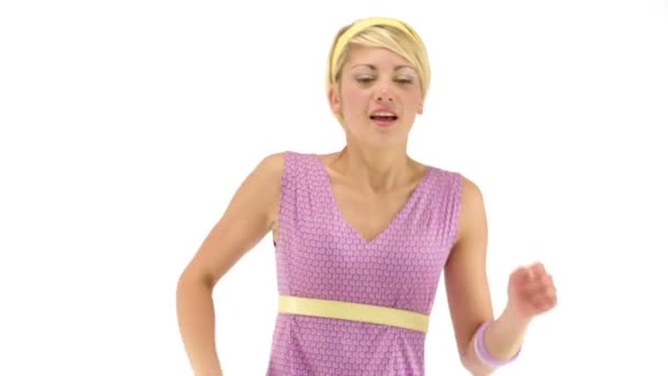Menina loira jovem vestindo roupas roxas — Vídeo de Stock