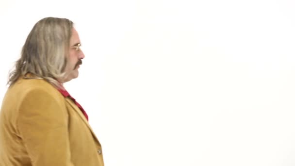 Middelbare leeftijd man dressing in jaren 70 kleding maken bewegingen — Stockvideo