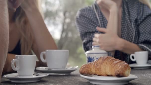 Grupo de amigos felizes durante o pequeno-almoço italiano — Vídeo de Stock