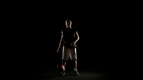 Sportsman provádět basketbalový freestyle trik — Stock video