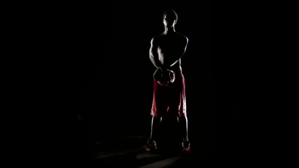 Homme athlétique isolé sur noir 