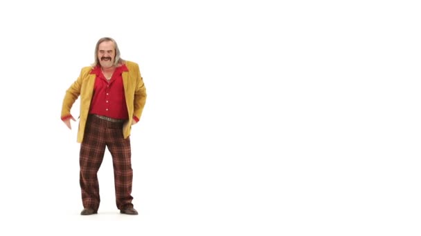 Muž středního věku oblékání 70s hnědý červený vintage oblečení dělá tanec — Stock video