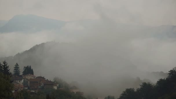 Italian hill town cover with fog — Stock Video