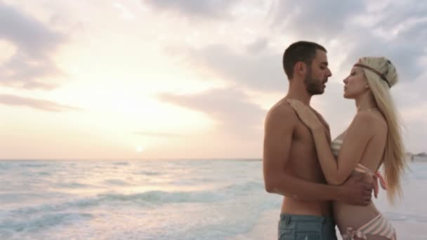 Mladý muž, pár žena v lásce objetí a polibek na ocean beach pobřeží — Stock video