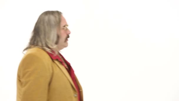 Homem de meia-idade vestir-se em roupas dos anos 70 fazendo movimentos — Vídeo de Stock