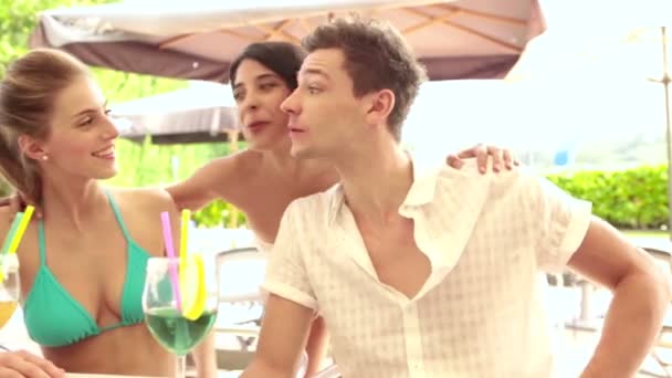 Casais de amigos no parque aquático no dia de verão estão bebendo coquetéis — Vídeo de Stock