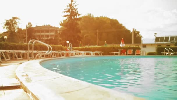 Hombre joven buceando en la piscina al aire libre — Vídeos de Stock