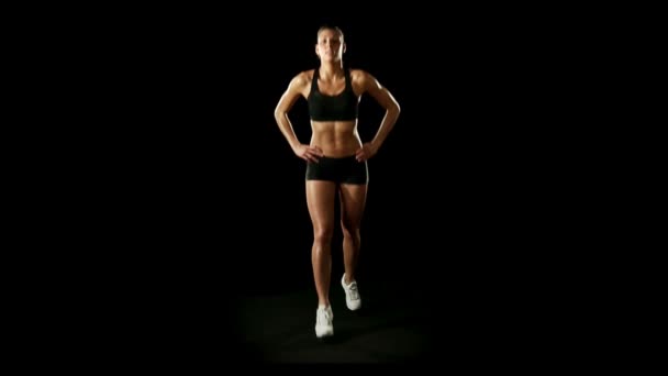 Genç atletik kadın egzersizleri yapıyor — Stok video