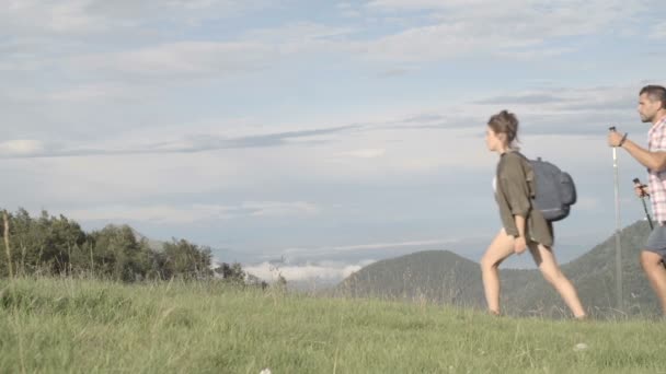 右から左へ山屋外の自然風景の中のハイキングの若い友人 — ストック動画