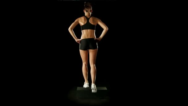 Νέα αθλητικά γυναίκα κάνει ασκήσεις — Αρχείο Βίντεο