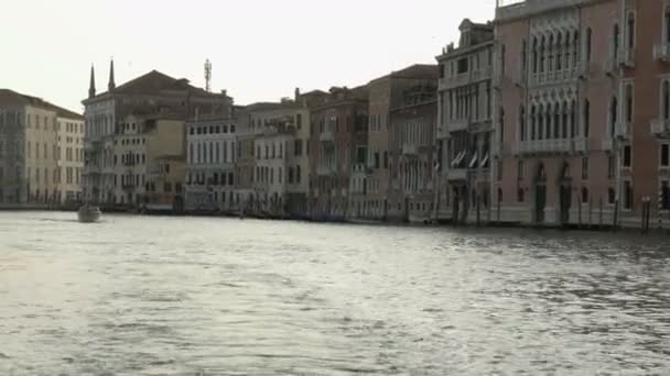 イタリアのヴェネツィアの大運河のボートでクルーズします。 — ストック動画