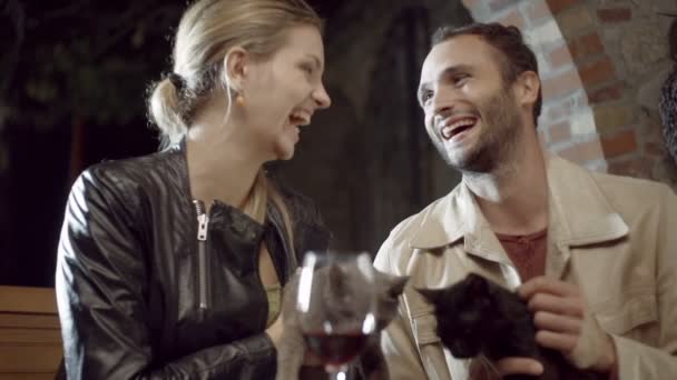 Primer plano de pareja enamorada sonriendo y jugando con gato en granja rural casa — Vídeos de Stock