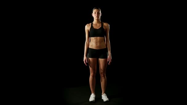 Αθλητική γυναίκα με μυϊκή σώμα — Αρχείο Βίντεο