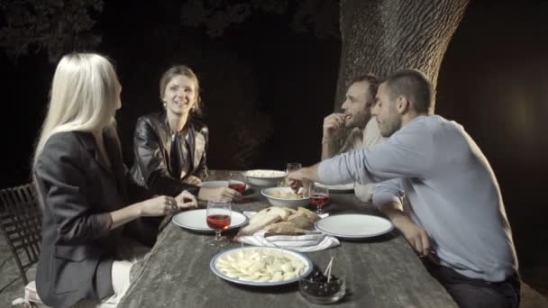 Grup dört mutlu erkek ve kadın arkadaş gülümseme ve aperatif keyfini çıkarın — Stok video
